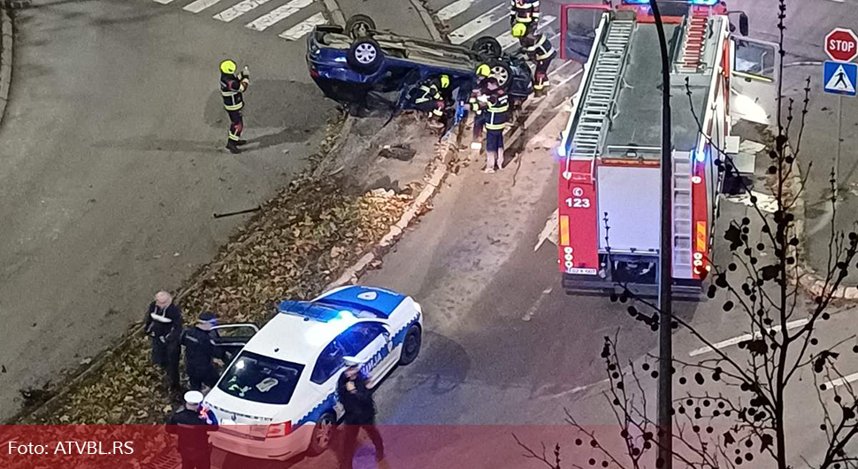 Тежак удес у Бањалуци: Ауто на крову, пролазници извукли возача