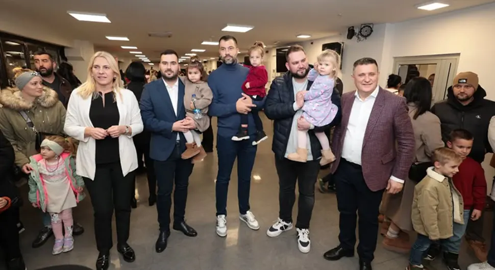 Жељка Цвијановић са унуком на традиционалној новогодишњој забави за најмлађе