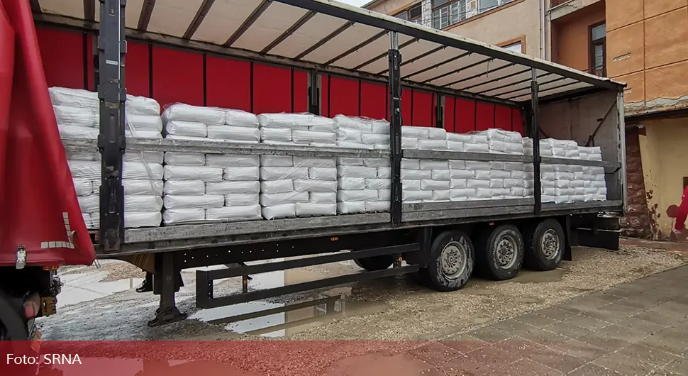 Влада Српске донирала Народној кухињи у Добоју више од 50 тона брашна и конзервирану храну