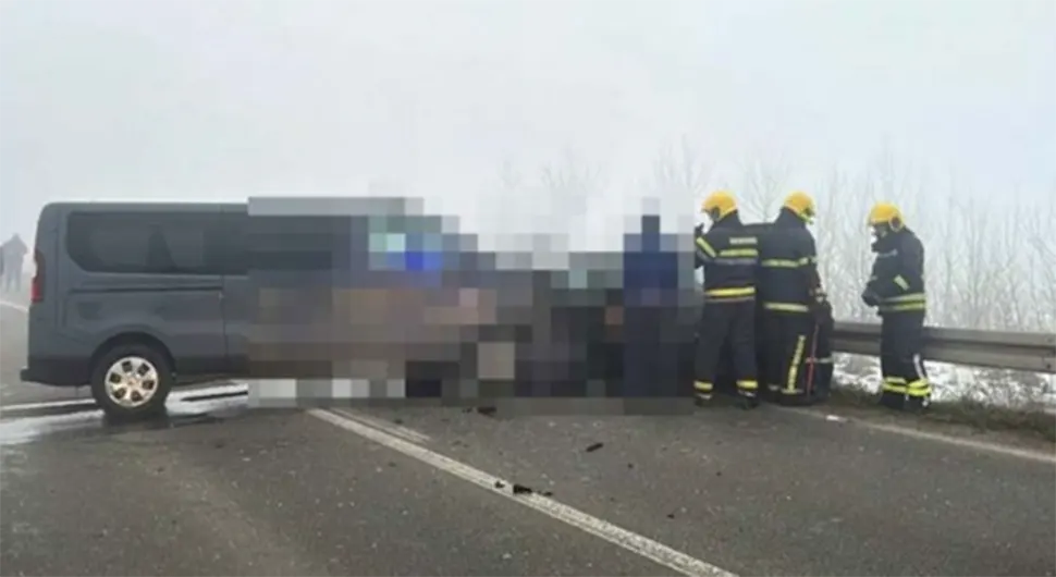 Жесток судар комбија и два аутомобила