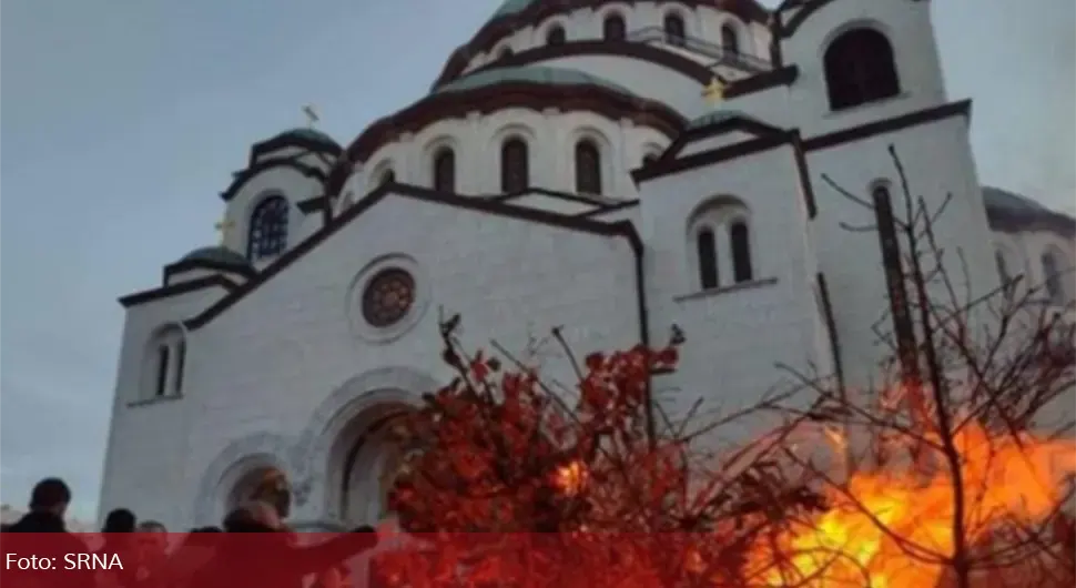 Бадњак испред Храма Светог Саве у Београду