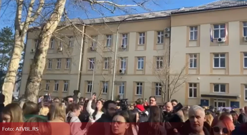 Бањалучки студенти се окупили у част жртава трагедије у Новом Саду