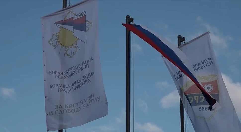 Јарболи и заставе у част погинулих фудбалера ''Козаре'' из Доњих Орловаца