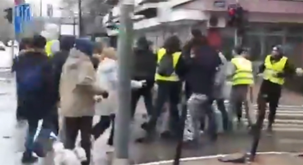 Језив снимак из Новог Сада: Мушкарац брутално претучен