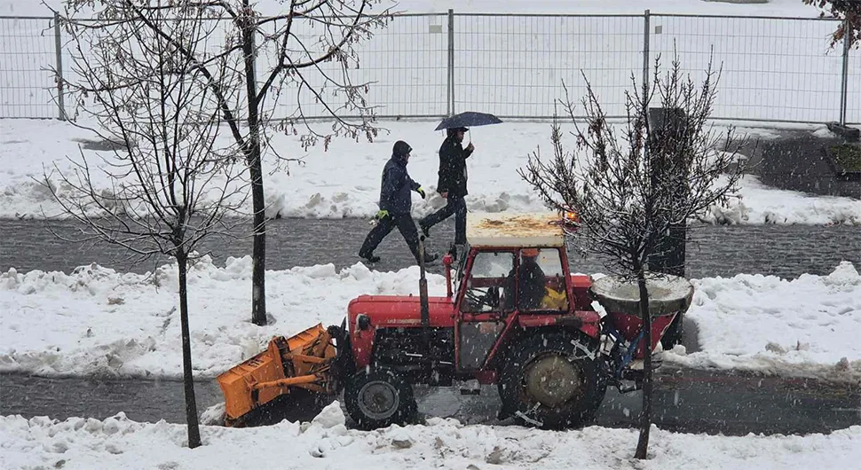Због сњежних падавина у Бањалуци екипе на терену