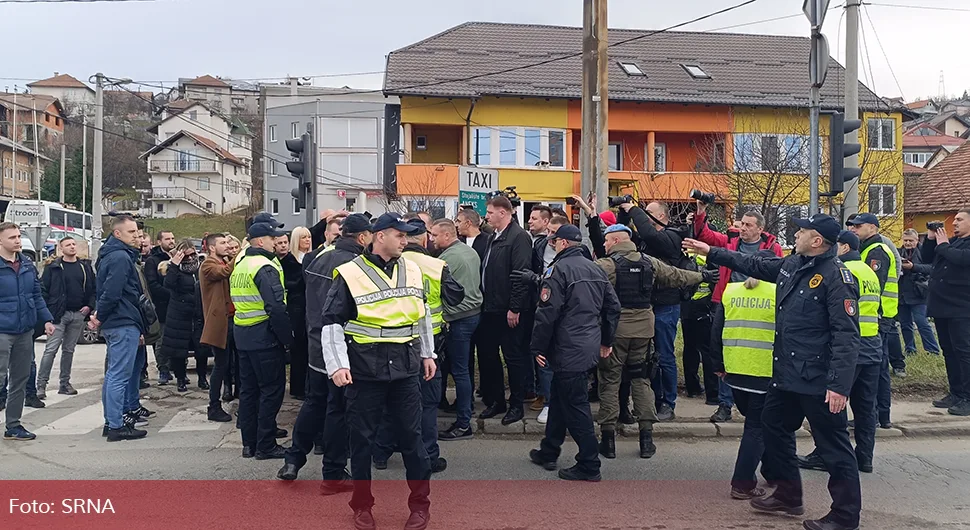 'Полиција Кантона Сарајево насрнула на грађане који су дошли да подрже предсједника Додика'