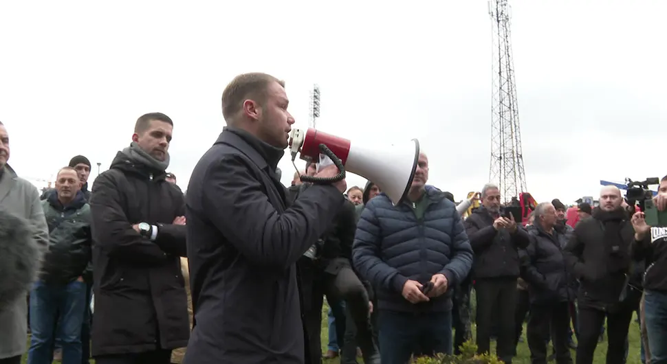''Они који покушавају преузети власт на улици, могу то да забораве''
