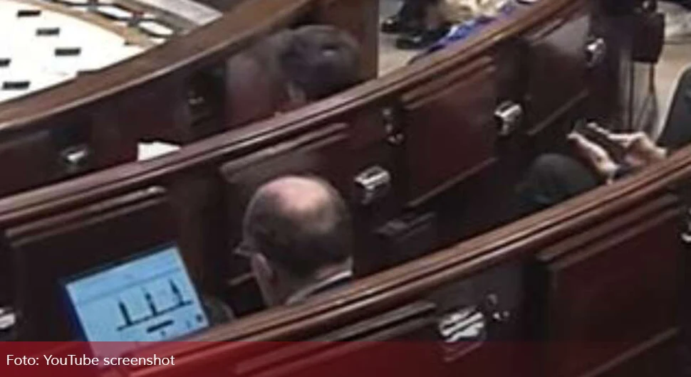 Док се расправљало о поплављеним подручјима, политичар куповао алкохол