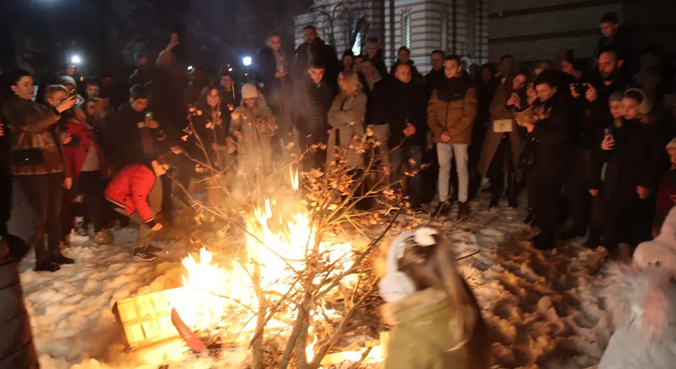 Наложен бадњак пред Црквом Свете Тројице