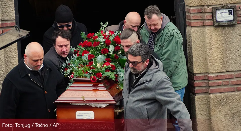 Јецај одзвањао Новим гробљем, ћерка се не одваја од мајке: Сахрањен Милорад Милинковић
