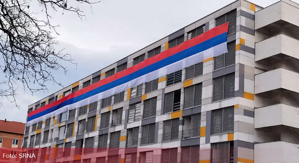Студенти у част Дана Републике истакли велику заставу Српске