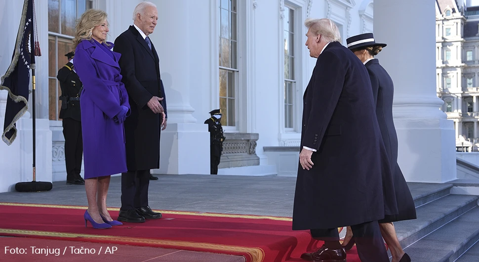 Бајденови дочекали Доналда и Меланију Трамп испред Бијеле куће