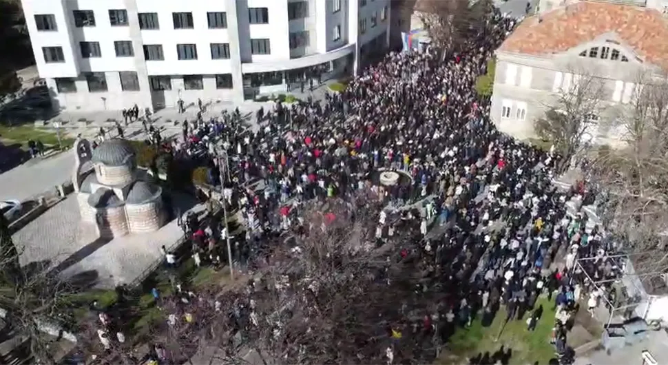 Хиљаде огорчених Требињаца на протесту због напада на дјечака