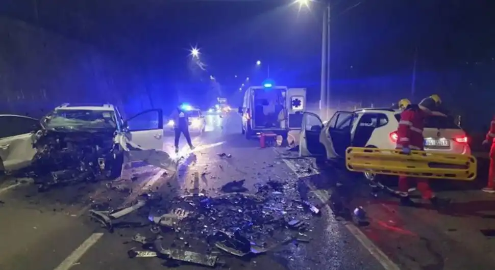 Стравичан удес: Аутомобили смрскани, дијелови по путу!