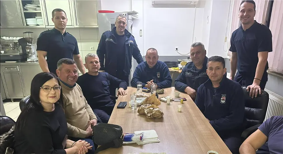 Брачни пар почастио ватрогасце из Бањалуке: Спасили им кућу