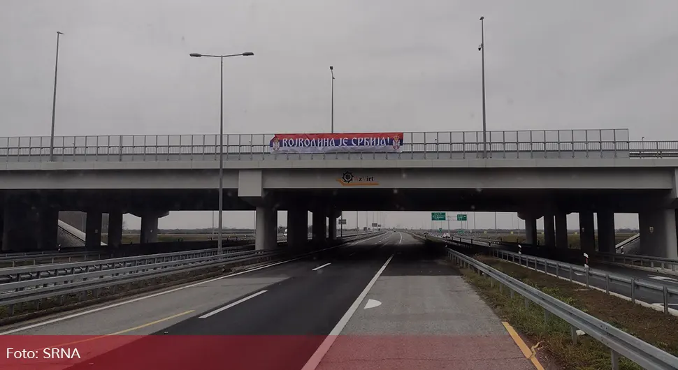 Транспаренти ''Војводина је Србија'' на ауто-путу од Београда ка Сремској Митровици