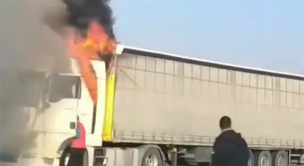 Запалио се камион насред ауто-пута