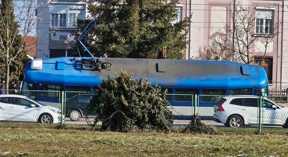 Багер ударио у трамвај