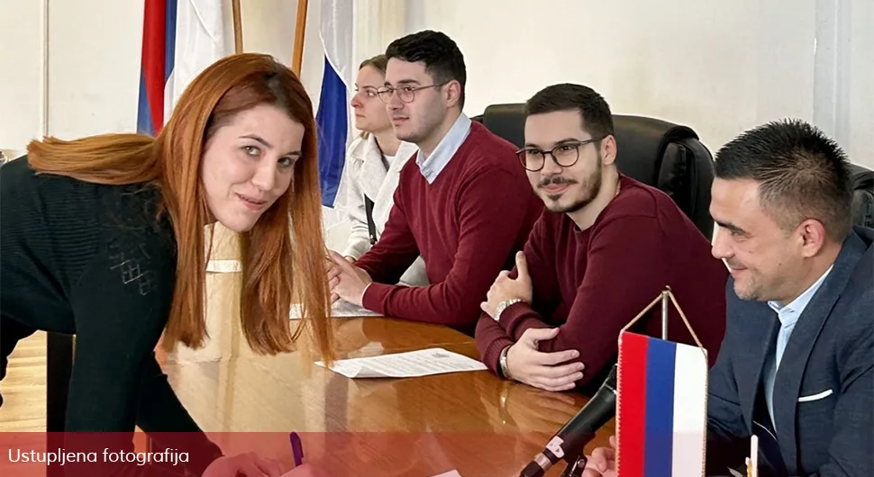 Потписани уговори о стипендирању најбољих студената из Козарске Дубице