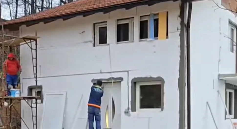 Људина опет на дјелу: Обновио кућу седмочланој породици након пожара