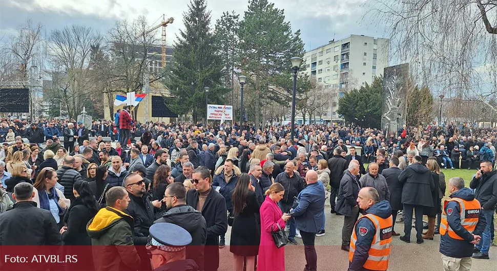 Митинг испред Народне скупштине: Грађани пристижу