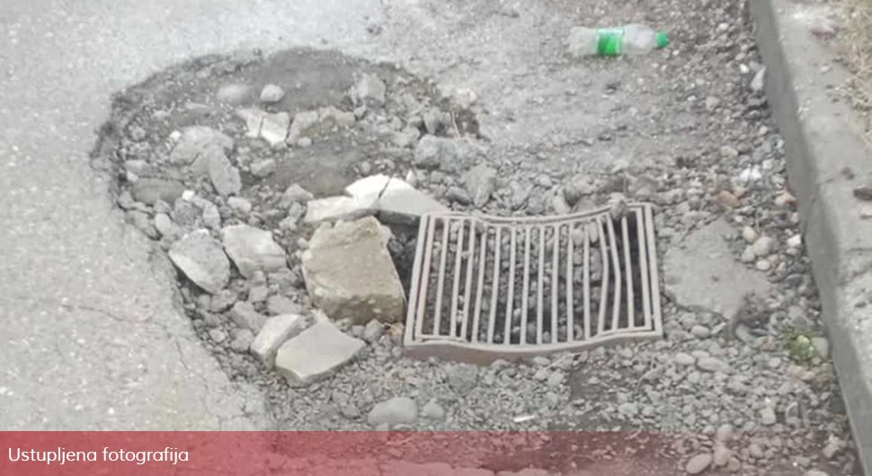 Људи у страху: У бијељинском насељу возачи сами означили кратер на путу