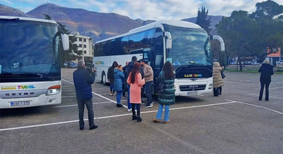 Грађани Требиња и Вишеграда кренули за Бањалуку на митинг