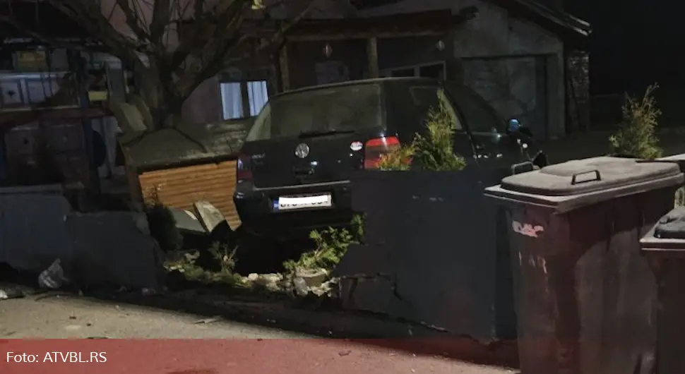 ”Голфом” пробио бетонску ограду и завршио у дворишту