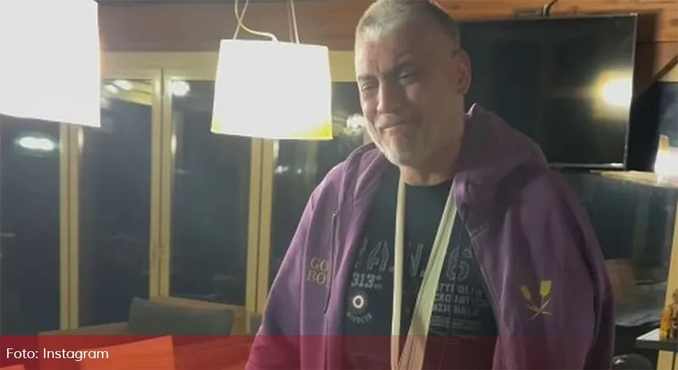 Узнемирујући снимак Чеде Јовановића: Једва стоји, плаче и носи гипс на руци