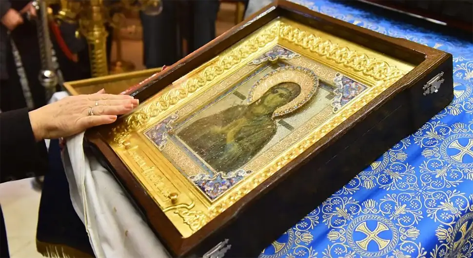 Чудотворна руска икона стигла у Србију, велики број вјерника дочекао светињу