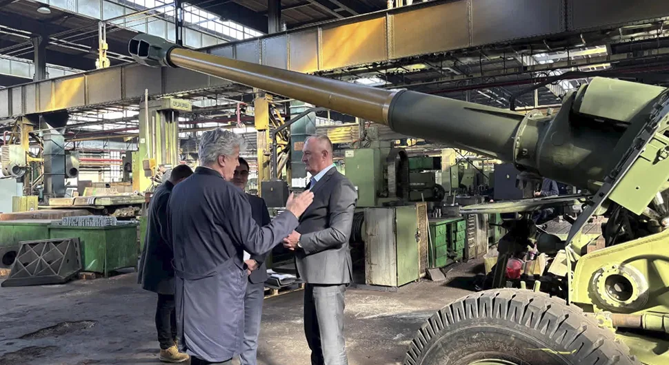 Хелез поново звецка оружјем