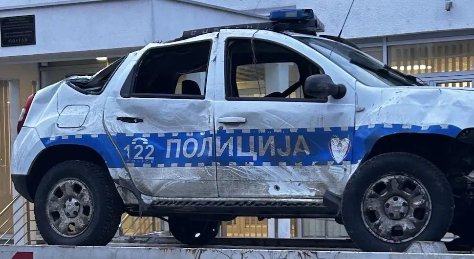 Одређен притвор Невесињцу који је отео полицијско возило, па слетио са пута