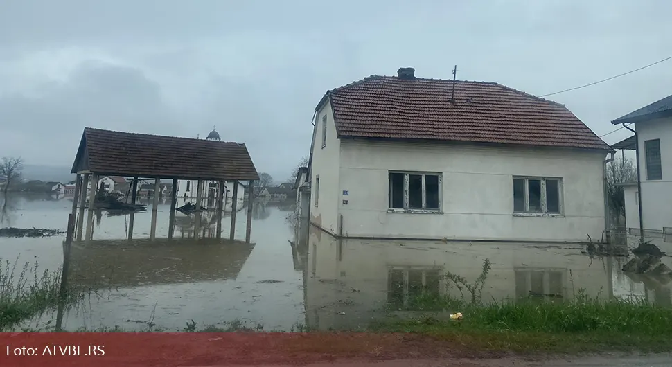 Већи дио приједорског насеља Гомјеница под водом