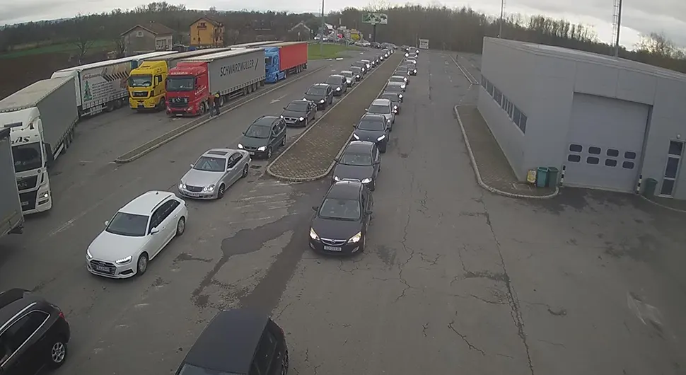 Појачан саобраћај на граници са Хрватском