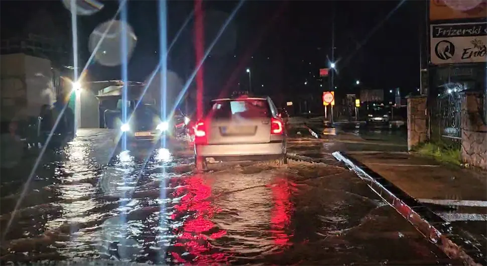 Доња Ораховица под водом, саобраћај отежан