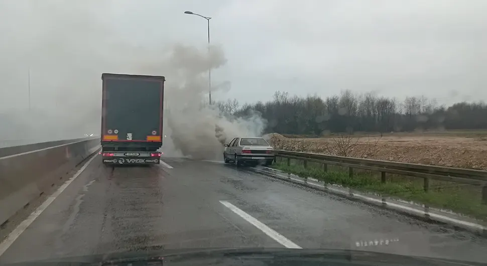 Запалио се аутомобил на брзој цести Бањалука-Лакташи
