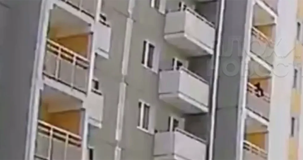 Дјевојчица висила са терасе солитера: Комшија је спасао у задњи час