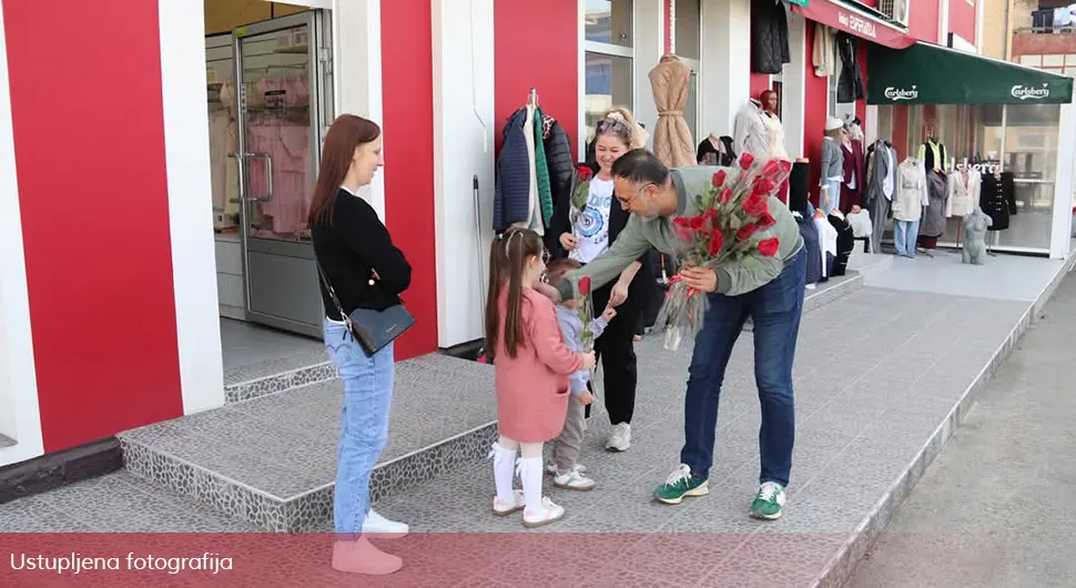 Жунић дијелио руже пролазницама