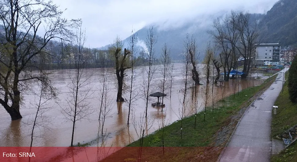 Поплаве пријете БиХ: Расту водотоци