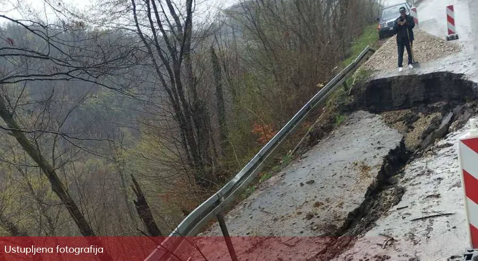 ОПРЕЗ: Одронио се пут надомак Бањалуке, угрожен саобраћај