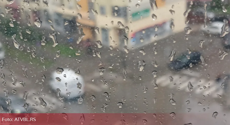 На путевима се задржава већа количина воде усљед обилних падавина