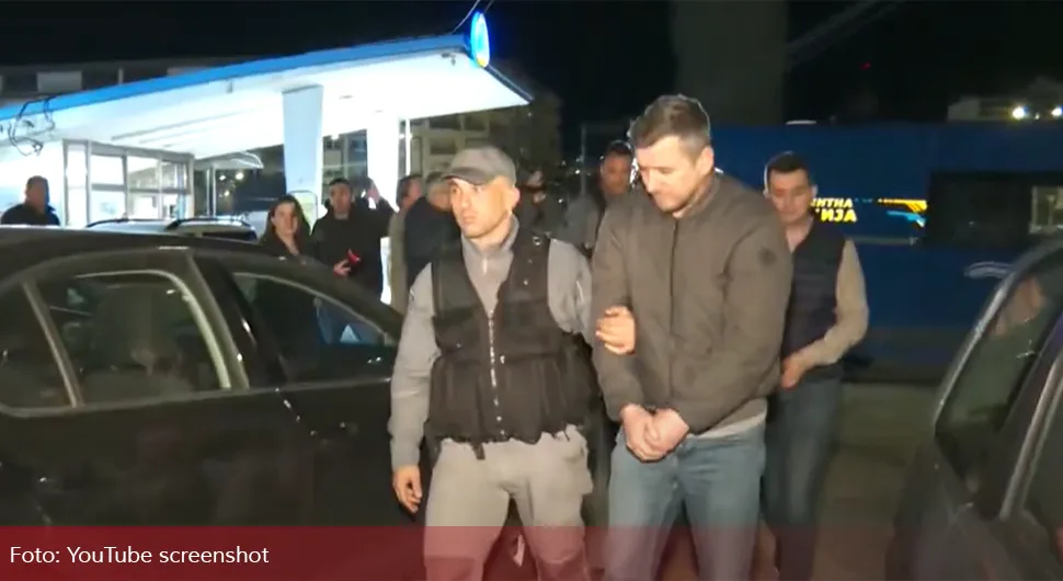 Ухапшени због пожара у Кочанима с лисицама на рукама доведени на испитивање