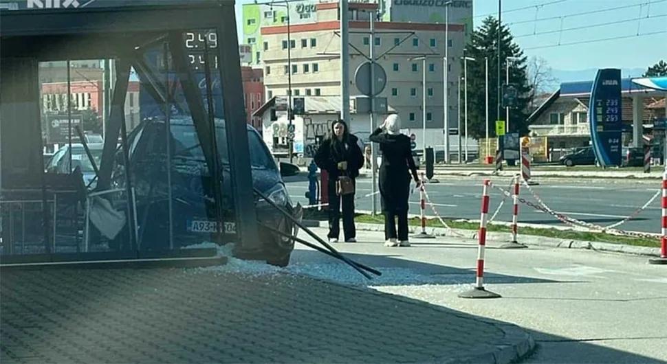 Аутомобилом ударио у угоститељски објекат на бензинској пумпи