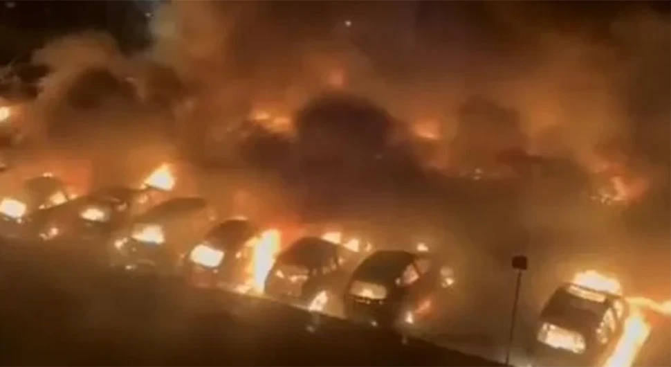 Велики пожар на паркингу - изгорјело 30 возила