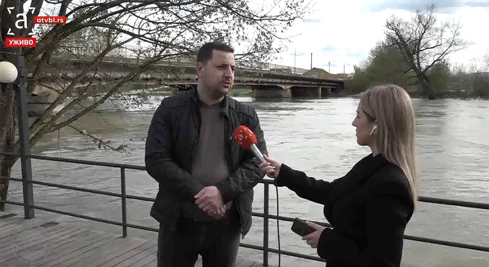 Приједор чека још посла: Након поплава одвозе отпад, чисте улице...