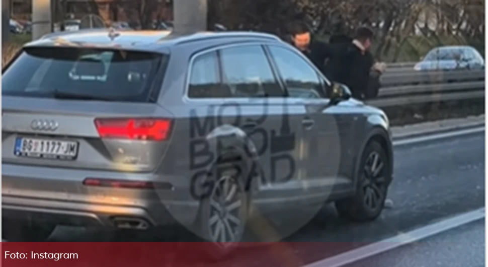 Макљажа на аутопуту: Блокирали саобраћајну траку, изашли из кола и млате се