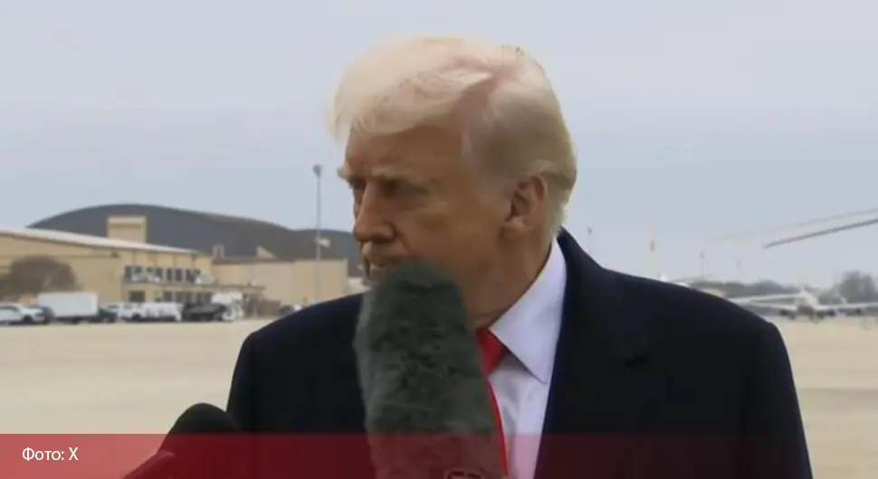 Новинарка ударила Трампа микрофоном по устима