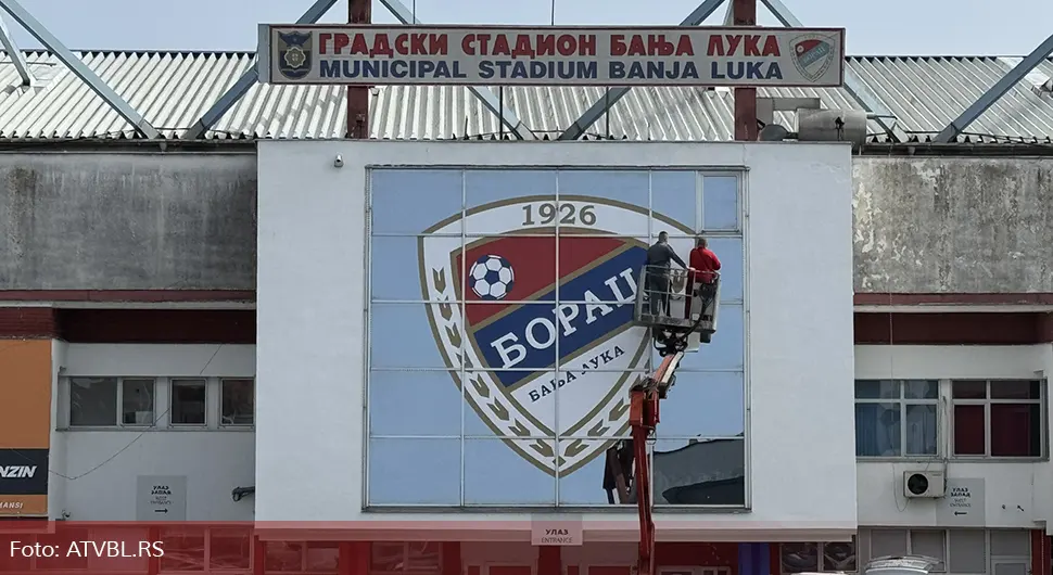 Новина на Градском: Велики грб ФК Борац украсио стадион