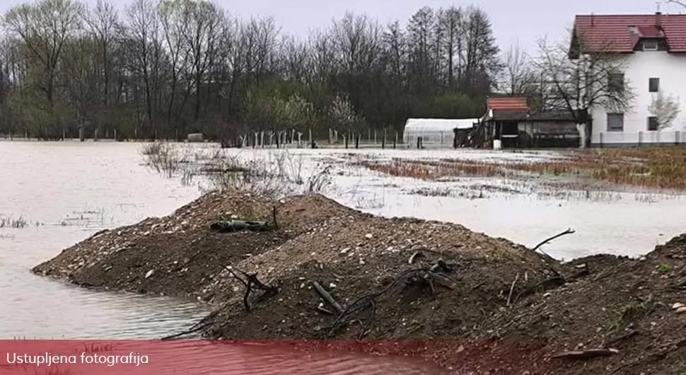 Вода дошла до кућа, драматично стање и у Јаблану