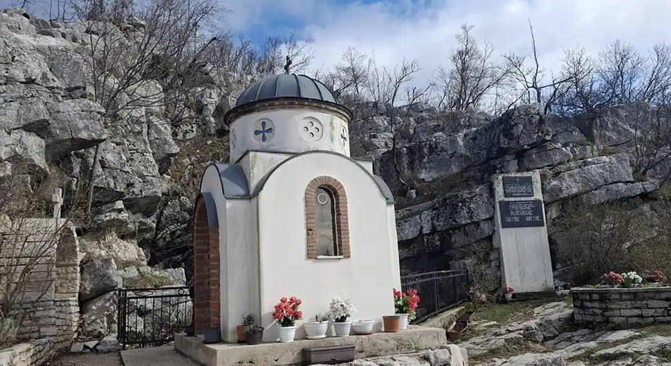 Мјештани извадили бачено смеће и очистили Корићку јаму